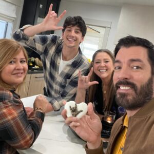 Camryn Manheim Instagram - Who knew Milo and I were so handy with power tools? 

Please tune in this Sunday night at 9pm for HGTV’s Celebrity IOU when Milo and I surprise our dear friend with a kitchen remodel. #HGTV #CelebIOU 🏡🔨🏡

Bring tissues.
