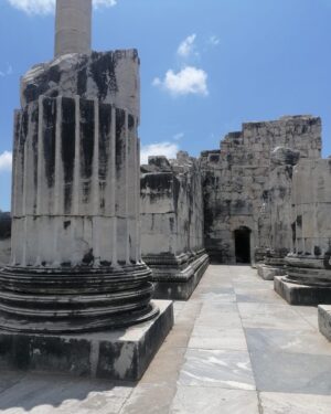 Canan Maktal Instagram - Antik çağın en iyi korunmuş tapınakları arasında yer alan
Helenistik dönemin kehanet merkezi #didymaapollontapınağı 🌬️