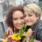 Canan Ergüder Instagram – Kelimeler yetmez bugün hissettiklerimi anlatmaya. Hayat garip. Ben mini miniyken yollarımız bir şekilde kesişti ve herkes gibi ben de ona vurulmuştum. Kalbimde hep ayrı bir yeri oldu. Seneler sonra hep istesem de iş bizi bir türlü bir araya getiremedi. Ta ki İstanbul Ansiklopedisi’ne  kadar. Ne mutluyum ne şanslıyım seninle oynayabildiğim için canım @mujdearkarakas
