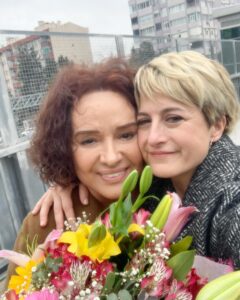 Canan Ergüder Instagram - Kelimeler yetmez bugün hissettiklerimi anlatmaya. Hayat garip. Ben mini miniyken yollarımız bir şekilde kesişti ve herkes gibi ben de ona vurulmuştum. Kalbimde hep ayrı bir yeri oldu. Seneler sonra hep istesem de iş bizi bir türlü bir araya getiremedi. Ta ki İstanbul Ansiklopedisi'ne kadar. Ne mutluyum ne şanslıyım seninle oynayabildiğim için canım @mujdearkarakas
