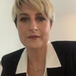 Canan Ergüder Instagram – Saçımı bu kadar iyi tanıyan ve her istediğim tonu itinayla bulan @bahceciktarabya ‘nın yegane ve sevgili Okan Seyhan’lyla 17 seneyi devirdik. Canım Okancım bu yeni saçı bu kadar rahatlıkla sahiplenmemi sağladığın için sana teşekkür ederim.