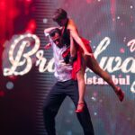 Canan Ergüder Instagram – 19 Eylül Salı akşamı @nkprojeler  in sahnelediği  Broadway in İstanbul vol. 2 tek galalık gösterisi @maximumuniq Açık Hava’da gerçekleşti. Başta hepimizi bir araya getiren Nurcan Karaca olmak üzere bütün ekip arkadaşlarıma, yönetmenimiz  @ugurbaburhan ‘a, koreografımız @_nur.dogan_ ‘a, müzik direktörümüz @serpilgunseli ‘ye, aranjörümüz @canbolian ‘a, kostüm tasarımcımız @cihan.nacar ‘a ve emeği geçen tüm ensemble dansçılarına, solistlere ve müziyenlere, beni muhteşem yönlendiren dans partnerlerim @yigit_dundar ve @aksaclisahap ‘a sonsuz teşekkürlerimi sunarım. Tekrar başka bir projede görüşmek dileğiyle.
Muhteşem photolar @verkan6520 eseri