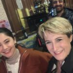 Canan Ergüder Instagram – Aaaaand that’s a wrap for this trio -for the moment-. Canım @se.nacar  Böyle bir sektörde ayaklarının üstünde durup, inatla şevkle kendi hayalinde gördüklerine tutunduğun için sana teşekkür ederim çünkü ben de o hayalin, o görünün bir parçasıydım ve beni hayata geçirdin. Bana bu kadar inandığın ve güvendiğin için sana müteşekkirim. Yönetmen olduğun halde bu işi beraber yaptığımız hissinden asla taviz vermemen, etrafındaki insanlardan fikir alman, çevrendeki tüm ekibine gösterdiğin saygı ve nezaket takdire şayan. Bu kadar harika bir ekibi ve castı ancak sen kurabilirmişsin. Daha nicelerine diyorum güzel insan. Manifestlerin en büyüğü yine sana doğru gelsin;)