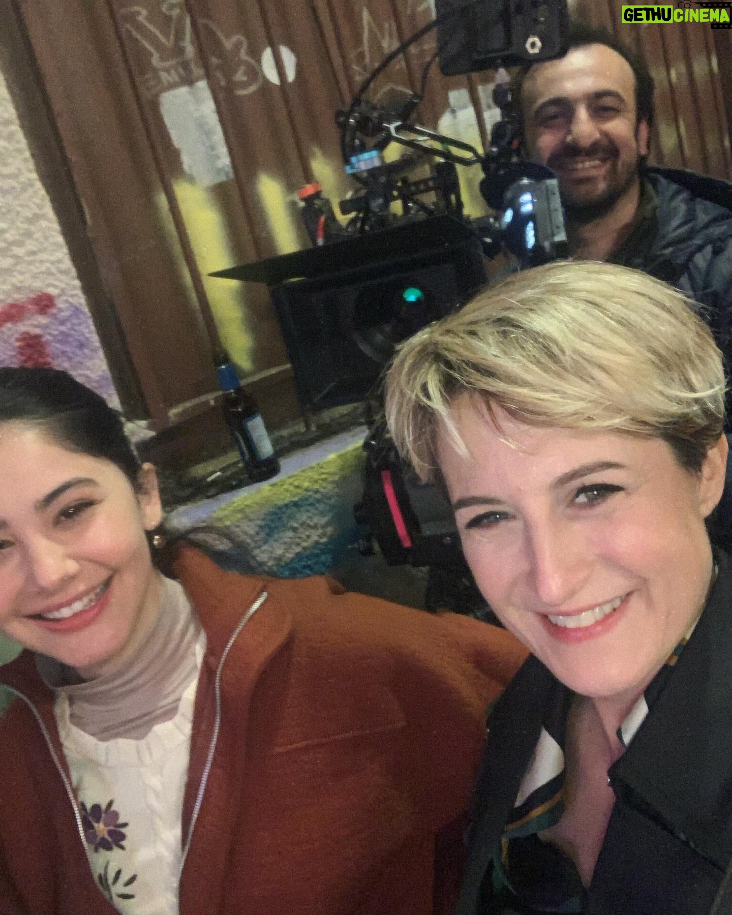 Canan Ergüder Instagram - Aaaaand that's a wrap for this trio -for the moment-. Canım @se.nacar Böyle bir sektörde ayaklarının üstünde durup, inatla şevkle kendi hayalinde gördüklerine tutunduğun için sana teşekkür ederim çünkü ben de o hayalin, o görünün bir parçasıydım ve beni hayata geçirdin. Bana bu kadar inandığın ve güvendiğin için sana müteşekkirim. Yönetmen olduğun halde bu işi beraber yaptığımız hissinden asla taviz vermemen, etrafındaki insanlardan fikir alman, çevrendeki tüm ekibine gösterdiğin saygı ve nezaket takdire şayan. Bu kadar harika bir ekibi ve castı ancak sen kurabilirmişsin. Daha nicelerine diyorum güzel insan. Manifestlerin en büyüğü yine sana doğru gelsin;)
