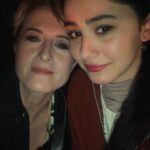 Canan Ergüder Instagram – İstanbul Ansiklopedisi için “audition ” ettiğimde şansım bu mükemmel genç ve her olasılığa açık ruhun bana eşlik etmesi oldu. Ve o günden beridir kendime ne kadar şanslıyım diyorum böyle bir projede bu kadar karşılık bulduğum bir partnerle oynadığım için. Canım Helin, tatlı ruhunu yanaklarından öperim. İyi ki partnerim oldun @_helinkandemir