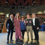 Candace Nelson Instagram - @sharktankabc heads back to high school ⏮️📓🚌 Rendondo Union High School welcomed me, @kevinolearytv and @robertherjavec to speak to its students about our Shark Tank experiences, entrepreneurship, self-confidence and chasing your dreams. I am fortunate to be able to speak to a broad range of professional organizations, trade associations, corporate audiences and colleges around the country. Getting a chance to inspire this auditorium of entrepreneurial high schoolers however, was a uniquely rewarding experience! Where should we head next? 🦈😉 #motivationalspeaking #publicspeakers #sharktank #sharktankabc #abcsharktank #youngentrepreneurs #nextgenerationofleaders #inspirethenextgeneration