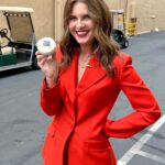 Candace Nelson Instagram - Who knew Sharks had such a sweet tooth... 🦈 Next time, @robertherjavec - I promise! 🧁 #sharktank #abcsharktank #sharktankabc #candacenelson #robertherjavec #entrepreneurship #sharktankusa #sprinklescupcakes #sprinkles
