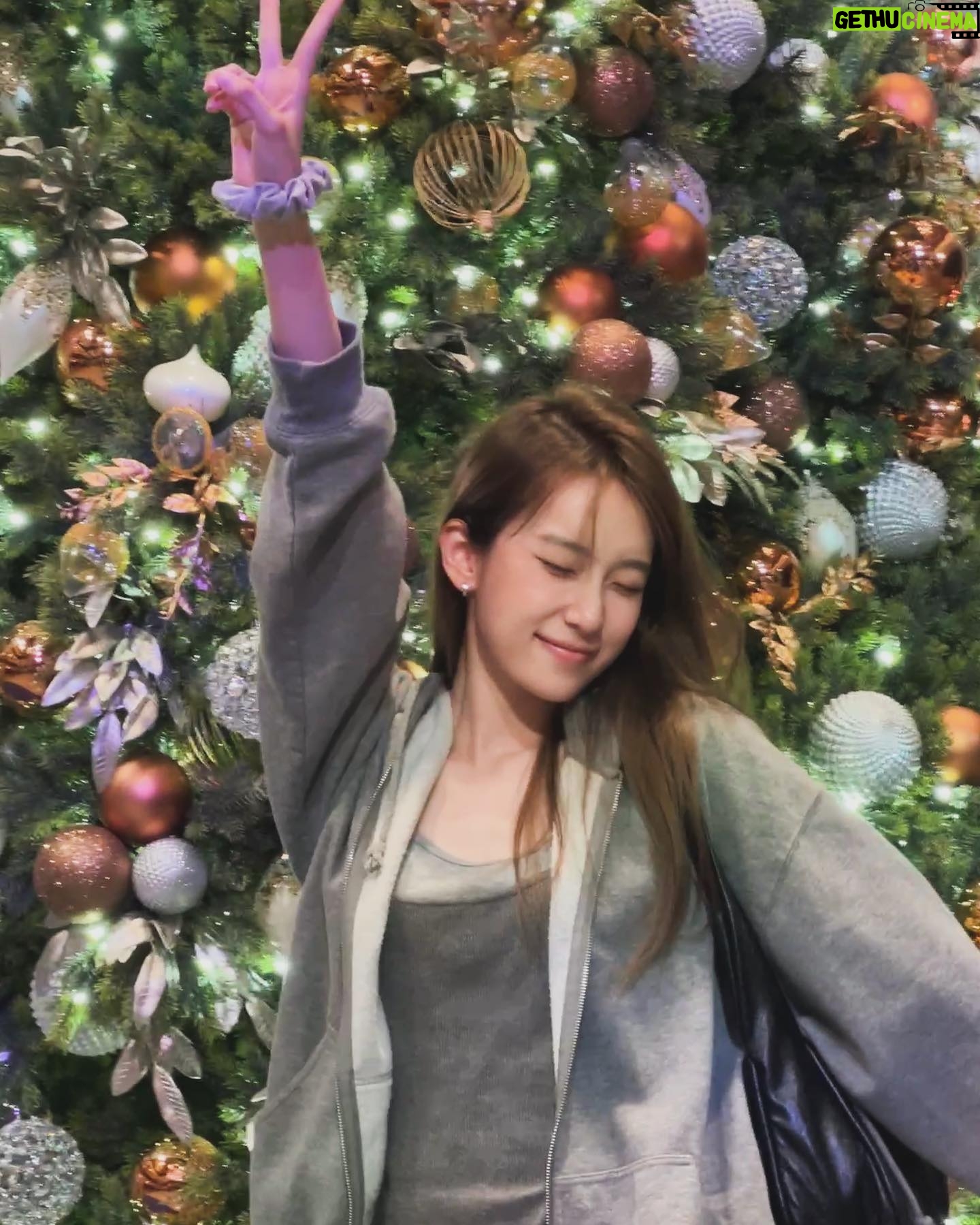 Candy Wong - 8.5K Likes - .
Happy Boxing Day🌲⭐️🍷