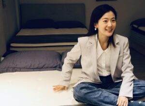Candy Yang Instagram - 買新房後第一件事就是「選床墊」❤️
畢竟睡得好、人不老，擁有好的睡眠品質真的太重要！加上我跟媽媽的腰椎都不適合睡太軟的床，所以就開始了找床墊之旅！
因緣際會下遇見了 @覺醒家居 Awake Living！我第一眼就被他們的裝潢和氛圍深深吸引，風格真的跟我的新家一模一樣！！！簡單、溫暖、實木質感，齁！真的很有緣欸！
重點是，他們提供預約制服務，每次接待的客人是真的可以不被打擾的睡一小時，讓你感受床墊和身體最深層的溝通❤️真的好讚！
我和媽媽躺了各種軟硬度的床、店長也親切解說每個床墊的特色和面料。連枕頭都可以盡情躺，找出最適合自己的搭配！！有夠貼心！
最後我跟媽媽都選擇「Rigid 2.4 立挺舒眠硬式高支撐獨立筒床墊」他很美，支撐力很好，面料選擇透氣的天絲，尺寸也都可以客製化，更讚的是床墊還有 150 晚試睡的服務，我還找到了適合的枕頭跟實木床架，大心❤️
期待他住進我新家，和我一起天天好好睡覺！台北&台中都有門市可以預約試躺，有需求的人可以立刻來預約喔：https://awakeliving.cc/5y7fcb

#覺醒家居好眠開箱 #覺醒家居 #質感床寢生活提案 #獨立筒床墊
@awake.living