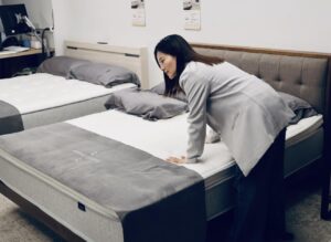 Candy Yang Instagram - 買新房後第一件事就是「選床墊」❤️
畢竟睡得好、人不老，擁有好的睡眠品質真的太重要！加上我跟媽媽的腰椎都不適合睡太軟的床，所以就開始了找床墊之旅！
因緣際會下遇見了 @覺醒家居 Awake Living！我第一眼就被他們的裝潢和氛圍深深吸引，風格真的跟我的新家一模一樣！！！簡單、溫暖、實木質感，齁！真的很有緣欸！
重點是，他們提供預約制服務，每次接待的客人是真的可以不被打擾的睡一小時，讓你感受床墊和身體最深層的溝通❤️真的好讚！
我和媽媽躺了各種軟硬度的床、店長也親切解說每個床墊的特色和面料。連枕頭都可以盡情躺，找出最適合自己的搭配！！有夠貼心！
最後我跟媽媽都選擇「Rigid 2.4 立挺舒眠硬式高支撐獨立筒床墊」他很美，支撐力很好，面料選擇透氣的天絲，尺寸也都可以客製化，更讚的是床墊還有 150 晚試睡的服務，我還找到了適合的枕頭跟實木床架，大心❤️
期待他住進我新家，和我一起天天好好睡覺！台北&台中都有門市可以預約試躺，有需求的人可以立刻來預約喔：https://awakeliving.cc/5y7fcb

#覺醒家居好眠開箱 #覺醒家居 #質感床寢生活提案 #獨立筒床墊
@awake.living