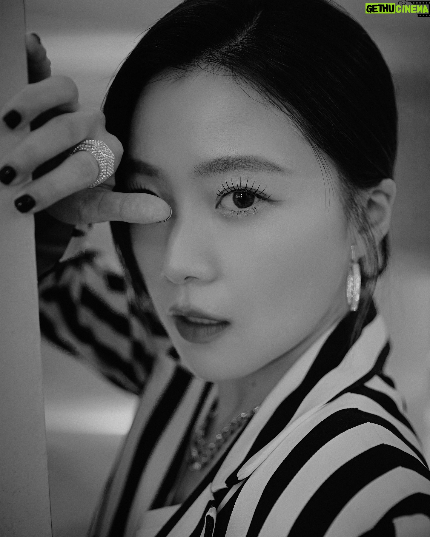 Candy Yang - 3 Likes - .
今日份的神秘漢堡神偷小姐姐❤️
雖然人生不是非黑即白
但是走路還是要記得走斑馬線
遵守規則!
🥼 @bluebelltw @moschino
💍 @swarovski
💋 @clairechengmakeup
👩 @zin_eva_chang
📷 @balloontom