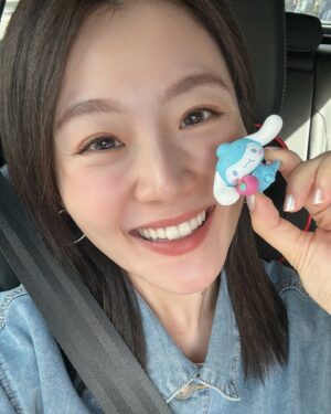 Candy Yang Instagram - .
很少發這種自拍大頭照，但是我真的要炫耀一下！這陣子迷上了買盲盒，然後我真的很喜歡大耳狗，所以就瘋狂的同一台機器買到他這個系列都沒了，我還是沒有買到大耳狗🥲
剛剛在便利商店看到最後兩盒，想說拼拼看，甚至錢不夠還跑去領錢買他😂
然後想起網路上說、你要說我不要這個我不要這個，然後你就會很容易拿到這個的概念，於是我就一邊拆盒子，一邊說我不要大耳狗😆
然後！！
我真的拿到大耳狗了❤️❤️❤️❤️❤️❤️
這是什麼邏輯？