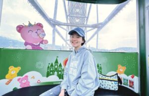 Candy Yang Instagram - .
就是真的不要低估了兒童新樂園的威力！
有個女子上了摩天輪，發現超級搖晃，於是立馬吞了暈車藥😂
因為腹地不大，所以很多設施都是轉轉轉轉轉轉轉，不怕高，但是怕轉的女子投降！
但有一個沒有很高，我卻叫得比小孩還要更大聲，差點罵髒話的設施，以前那個大怒神可以玩10遍的女子真的不要再說嘴了🥹￼
好吧，我也怕高了。￼
#兒童新樂園解鎖￼
@caco_tw
