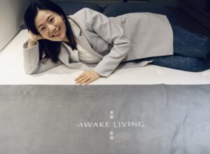 Candy Yang Instagram - 買新房後第一件事就是「選床墊」❤️
畢竟睡得好、人不老，擁有好的睡眠品質真的太重要！加上我跟媽媽的腰椎都不適合睡太軟的床，所以就開始了找床墊之旅！
因緣際會下遇見了 @覺醒家居 Awake Living！我第一眼就被他們的裝潢和氛圍深深吸引，風格真的跟我的新家一模一樣！！！簡單、溫暖、實木質感，齁！真的很有緣欸！
重點是，他們提供預約制服務，每次接待的客人是真的可以不被打擾的睡一小時，讓你感受床墊和身體最深層的溝通❤️真的好讚！
我和媽媽躺了各種軟硬度的床、店長也親切解說每個床墊的特色和面料。連枕頭都可以盡情躺，找出最適合自己的搭配！！有夠貼心！
最後我跟媽媽都選擇「Rigid 2.4 立挺舒眠硬式高支撐獨立筒床墊」他很美，支撐力很好，面料選擇透氣的天絲，尺寸也都可以客製化，更讚的是床墊還有 150 晚試睡的服務，我還找到了適合的枕頭跟實木床架，大心❤️
期待他住進我新家，和我一起天天好好睡覺！台北&台中都有門市可以預約試躺，有需求的人可以立刻來預約喔：https://awakeliving.cc/5y7fcb

#覺醒家居好眠開箱 #覺醒家居 #質感床寢生活提案 #獨立筒床墊
@awake.living