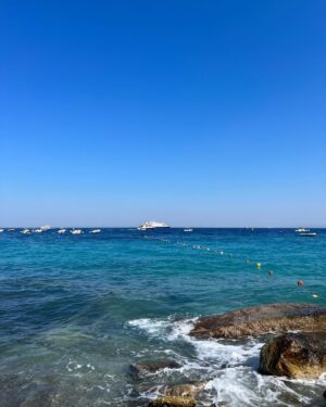 Candy Yuen Instagram - Magic Island Capri (Part 1) 💙 is now on my YouTube. Capri had been my top dream destination for many years. On my first day there I walked up to historical centre for delicious Italian food and then took a complete boat trip around the island to visit different sea caves. It was one of the happiest days of my life🧜🏼‍♀️ #capri #italy #italytravel #sea #dreamcometrue