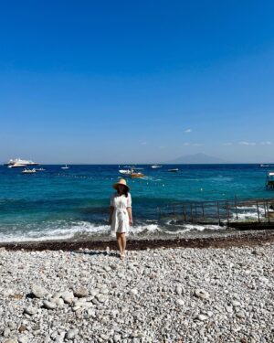 Candy Yuen Instagram - Magic Island Capri (Part 1) 💙 is now on my YouTube. Capri had been my top dream destination for many years. On my first day there I walked up to historical centre for delicious Italian food and then took a complete boat trip around the island to visit different sea caves. It was one of the happiest days of my life🧜🏼‍♀️ #capri #italy #italytravel #sea #dreamcometrue