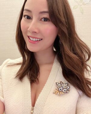 Candy Yuen Instagram - I love vintage jewelleries, especially those inspired by the Victorian and Art Deco eras. I am thrilled to see this rare collection of wearable vintage jewellery collection today at @ksszesons, and tried on some magnificent creations by Cartier, René Boivin and Buccellati, love them all to be honest as each piece has its own unique craftsmanship, history and charisma! In the photos I am wearing a diamond and sapphire brooch by @cartier, gold and diamond bangle by @vancleefarpels 💎 #jewelry #vintage #cartier #vancleefarpels