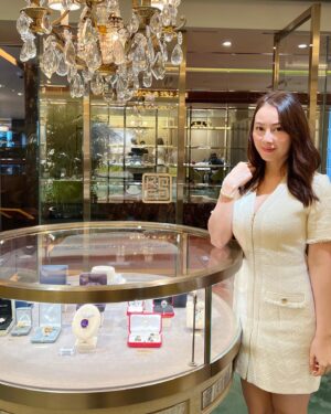 Candy Yuen Instagram - I love vintage jewelleries, especially those inspired by the Victorian and Art Deco eras. I am thrilled to see this rare collection of wearable vintage jewellery collection today at @ksszesons, and tried on some magnificent creations by Cartier, René Boivin and Buccellati, love them all to be honest as each piece has its own unique craftsmanship, history and charisma! In the photos I am wearing a diamond and sapphire brooch by @cartier, gold and diamond bangle by @vancleefarpels 💎 #jewelry #vintage #cartier #vancleefarpels