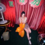 Candy Wong Ka Ching Instagram – 特別有限公司
咁應該真係好有限😂😂😂
–
上個po caption 太長，credit 唔哂
以下係下半credit 🫶🏻

Casting Director | Arme Lam (@arme.me.me)
Action & Movement Coach | Kelvin Wong (dkkel)

Production Manager | Li Minghua,SOSAD (@sosadli)
Production Assistant | KaYing (@kaiyinggggg_), Hugo Wong  (@hiiitowht), Catsiu (@Cat_3iu), Lee Man Wai (@davu38), Serina Fong (@gnserinaof), Wong Kwan Ting (@wkt_gilbee), Chocho (@_chochochooo)

Choreographer | ITSMIA (@itsmia_bestmiaever)

Artist Management | Wing Tai, Manie Cheng, Sarah Yue, Susan Hung, Avis Or

Dance Consultant | Yiu@IDS(@yiuwong)
A&R | Victor Tse(@tsewai)
________________________________

Post-Production Supervisor |  Arme Lam (@arme.me.me)

Editor | Shing
Assistant Editor |  Anson Chow (@ans0n_chow)

CG Supervisor | KIMHo (@kimhopuikin)

Colorist | Eric Chan (@ericcyc_)

Online Editor | Yaton Tai (@buendia_ttc)

Title Designer | NimYan Chan (@channimyann)

Still Photographer | Cow10 (@Cow10_), Nosy Liu (@Nosylxu @theukiyostudio )
BTS Photographer | Peter Ng (@cheuk__hang)
AI Graphics Specialist | Jake Ng (@jake.joke.jaken)

Special Thanks | the.hidden.table (@the.hidden.table)
___________________________________

Cast – The Workaholics | Tsang Sin Millie (@tsangsinnnnn), Christy Ng (@puilammmmm_), Anabelle Li Sin Tung (@ana.belle.li), Mo Kit Ying Momo (@mky1215), Au Yeung Hak Ho Demian (@hoooh000), Lai Chi Ho AhFa (@lai_chi), Lui Cheuk Hei (@jacky.luich), Wu Hei Yee Halie (@haliewhy___), Lau Ka Ying (@gutlky), IU Ching Ue (icumayau), Lim Ho Tik Andygap (@limhotik_), Chow Man Chung (@honni_xx)

Cast – The Videographer | Kelvin Wong (dkkel)
________________________________

-Music-

作曲：J-�Lin / B-rock / harukajay
填詞：林寶 (@lambo_jsl)
編曲：J-�Lin / B-rock / Jonathan Chan
監製：T-Ma (@tma68) / 謝國維(@tsewai)

Programming and instruments by J-Lin & B-rock
Additional programming by Jonathan Chan
Vocals recorded and produced by T-Ma and 謝國維 at Blue Moon Studios HK.
Vocal editing by T-Ma and Jonathan Chan
Mixed and Mastered by T-Ma

OP: Music Cube, Inc/Five Rocks Ltd
SP: Peermusic (S.E.Asia) Ltd/Warner Chappell Music, Hong Kong Ltd
________________________________
