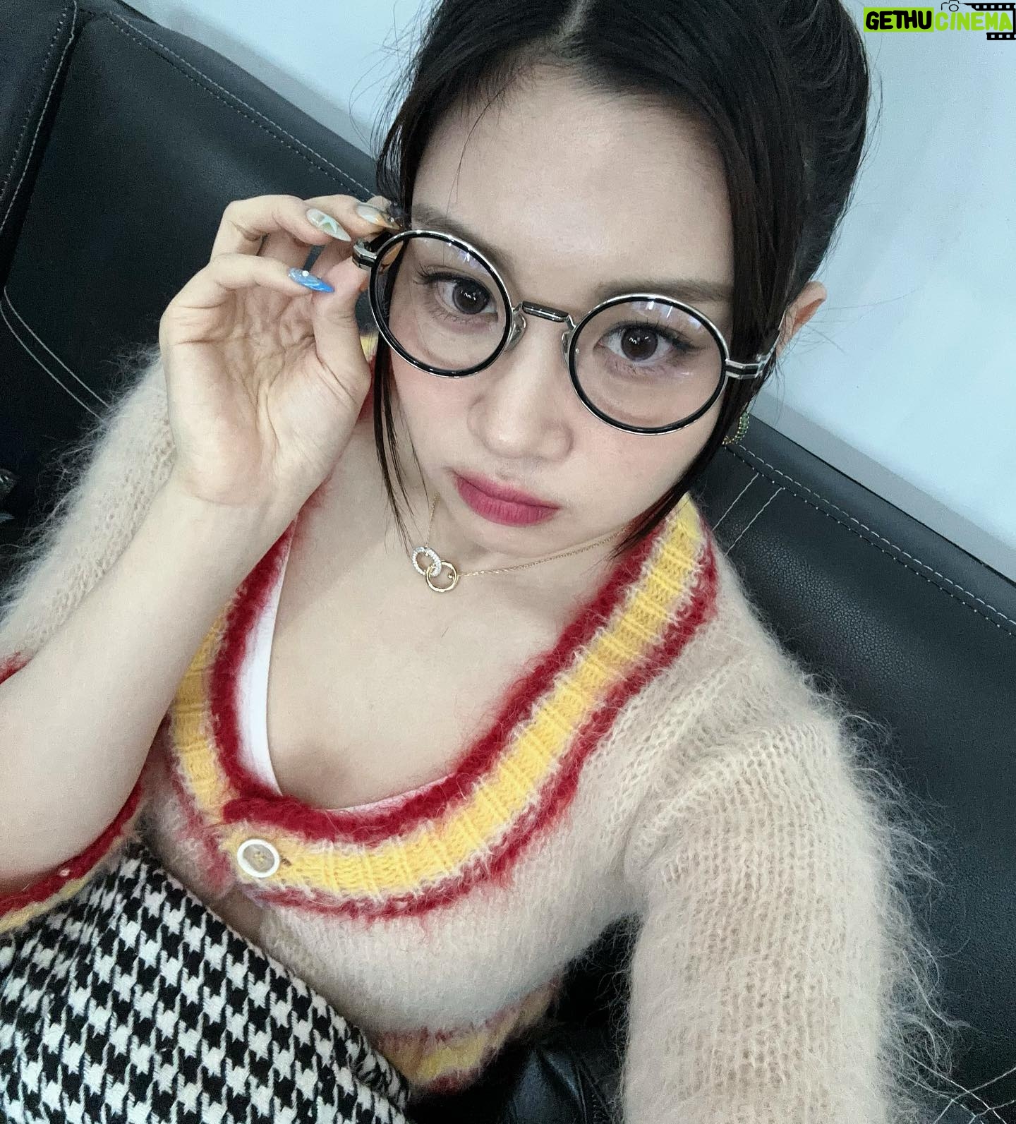 Candy Wong Ka Ching Instagram - 特別有限公司 咁應該真係好有限😂😂😂 - 上個po caption 太長,credit 唔哂 以下係下半credit 🫶🏻 Casting Director | Arme Lam (@arme.me.me) Action & Movement Coach | Kelvin Wong (dkkel) Production Manager | Li Minghua,SOSAD (@sosadli) Production Assistant | KaYing (@kaiyinggggg_), Hugo Wong
(@hiiitowht), Catsiu (@Cat_3iu), Lee Man Wai (@davu38), Serina Fong (@gnserinaof), Wong Kwan Ting (@wkt_gilbee), Chocho (@_chochochooo) Choreographer | ITSMIA (@itsmia_bestmiaever) Artist Management | Wing Tai, Manie Cheng, Sarah Yue, Susan Hung, Avis Or Dance Consultant | Yiu@IDS(@yiuwong) A&R | Victor Tse(@tsewai) ________________________________ Post-Production Supervisor | Arme Lam (@arme.me.me) Editor | Shing Assistant Editor | Anson Chow (@ans0n_chow) CG Supervisor | KIMHo (@kimhopuikin) Colorist | Eric Chan (@ericcyc_) Online Editor | Yaton Tai (@buendia_ttc) Title Designer | NimYan Chan (@channimyann) Still Photographer | Cow10 (@Cow10_), Nosy Liu (@Nosylxu @theukiyostudio ) BTS Photographer | Peter Ng (@cheuk__hang) AI Graphics Specialist | Jake Ng (@jake.joke.jaken) Special Thanks | the.hidden.table (@the.hidden.table) ___________________________________ Cast - The Workaholics | Tsang Sin Millie (@tsangsinnnnn), Christy Ng (@puilammmmm_), Anabelle Li Sin Tung (@ana.belle.li), Mo Kit Ying Momo (@mky1215), Au Yeung Hak Ho Demian (@hoooh000), Lai Chi Ho AhFa (@lai_chi), Lui Cheuk Hei (@jacky.luich), Wu Hei Yee Halie (@haliewhy___), Lau Ka Ying (@gutlky), IU Ching Ue (icumayau), Lim Ho Tik Andygap (@limhotik_), Chow Man Chung (@honni_xx) Cast - The Videographer | Kelvin Wong (dkkel) ________________________________ -Music- 作曲:J-�Lin / B-rock / harukajay 填詞:林寶 (@lambo_jsl) 編曲:J-�Lin / B-rock / Jonathan Chan 監製:T-Ma (@tma68) / 謝國維(@tsewai) Programming and instruments by J-Lin & B-rock Additional programming by Jonathan Chan Vocals recorded and produced by T-Ma and 謝國維 at Blue Moon Studios HK. Vocal editing by T-Ma and Jonathan Chan Mixed and Mastered by T-Ma OP: Music Cube, Inc/Five Rocks Ltd SP: Peermusic (S.E.Asia) Ltd/Warner Chappell Music, Hong Kong Ltd ________________________________