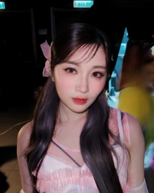 Candy Wong Ka Ching Instagram - -
一個po 去總結《COLLAR crush live 2024》🤍

 辛苦哂所有參與今次演唱會的台前幕後

然後第一個想重點多謝嘅係我嘅唱歌老師Sharon @sharonleevocal 一開頭知演唱會要自己solo 一首歌係有啲壓力 多謝你陪我練 百忙之中都抽到時間同我上堂🥹然後起我不安嘅時候俾信心我 love uuuuuu 🫶🏻

然後我想多謝一直陪伴COLLAR在側的AM 同埋梳化服 你地永遠都係咁溫柔貼心 係我地嘅最強後盾🛡️ 特別辛苦王子 @janicew_mua 要忍受我日日化妝喺度「Ah O E Eh wu 」咁開聲hahaha 😂  然後仲有擔心我地冇食野嘅經理人們，無時無刻都有堆蛋 香蕉 粥 yogurt 水果 豆漿 飯團 俾我地肚餓嗰陣食 Love u all 

仲有「音樂爸爸」吖維 @tsewai 同埋「舞蹈爸爸」耀sir @yiuwong 永遠很耐心地同我地溝通 幫我地執好每個細節 睇我地表演嗌到聲都沙埋🥹🥲 

多謝COLLAR 每位  chosen family members  呢個幾月由朝見到晚 好多開心嘅回憶 辛苦大家了 part 3有大家起個台上面令我好安心🤍🫂肉麻野我唔識講 在心中～😛🏡

最後 多謝呢兩年一直支持我同COLLAR嘅你地 知道你地為咗我地付出咗好多 好感恩！台上好努力去望你地個樣 同埋你地寫嘅大字報  想講你地創造嘅「燈海」真係好靚好靚✨✨ 你地嘅歡呼聲係就算帶住Ear mon都聽到 俾咗好多力量我地 有你地很幸福🤍 @candywong_officialfansclub @collar.union 

仲有好多感受 但唔想太煽情肉麻 所以留返遲啲開live 再同大家分享😗

（最尾張相係後台實況：天氣豬女衝去換衫）🐷
