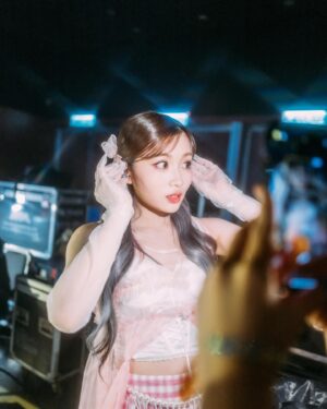 Candy Wong Ka Ching Instagram - -
一個po 去總結《COLLAR crush live 2024》🤍

 辛苦哂所有參與今次演唱會的台前幕後

然後第一個想重點多謝嘅係我嘅唱歌老師Sharon @sharonleevocal 一開頭知演唱會要自己solo 一首歌係有啲壓力 多謝你陪我練 百忙之中都抽到時間同我上堂🥹然後起我不安嘅時候俾信心我 love uuuuuu 🫶🏻

然後我想多謝一直陪伴COLLAR在側的AM 同埋梳化服 你地永遠都係咁溫柔貼心 係我地嘅最強後盾🛡️ 特別辛苦王子 @janicew_mua 要忍受我日日化妝喺度「Ah O E Eh wu 」咁開聲hahaha 😂  然後仲有擔心我地冇食野嘅經理人們，無時無刻都有堆蛋 香蕉 粥 yogurt 水果 豆漿 飯團 俾我地肚餓嗰陣食 Love u all 

仲有「音樂爸爸」吖維 @tsewai 同埋「舞蹈爸爸」耀sir @yiuwong 永遠很耐心地同我地溝通 幫我地執好每個細節 睇我地表演嗌到聲都沙埋🥹🥲 

多謝COLLAR 每位  chosen family members  呢個幾月由朝見到晚 好多開心嘅回憶 辛苦大家了 part 3有大家起個台上面令我好安心🤍🫂肉麻野我唔識講 在心中～😛🏡

最後 多謝呢兩年一直支持我同COLLAR嘅你地 知道你地為咗我地付出咗好多 好感恩！台上好努力去望你地個樣 同埋你地寫嘅大字報  想講你地創造嘅「燈海」真係好靚好靚✨✨ 你地嘅歡呼聲係就算帶住Ear mon都聽到 俾咗好多力量我地 有你地很幸福🤍 @candywong_officialfansclub @collar.union 

仲有好多感受 但唔想太煽情肉麻 所以留返遲啲開live 再同大家分享😗

（最尾張相係後台實況：天氣豬女衝去換衫）🐷