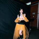 Candy Wong Ka Ching Instagram - - 一個po 去總結《COLLAR crush live 2024》🤍 辛苦哂所有參與今次演唱會的台前幕後 然後第一個想重點多謝嘅係我嘅唱歌老師Sharon @sharonleevocal 一開頭知演唱會要自己solo 一首歌係有啲壓力 多謝你陪我練 百忙之中都抽到時間同我上堂🥹然後起我不安嘅時候俾信心我 love uuuuuu 🫶🏻 然後我想多謝一直陪伴COLLAR在側的AM 同埋梳化服 你地永遠都係咁溫柔貼心 係我地嘅最強後盾🛡️ 特別辛苦王子 @janicew_mua 要忍受我日日化妝喺度「Ah O E Eh wu 」咁開聲hahaha 😂 然後仲有擔心我地冇食野嘅經理人們，無時無刻都有堆蛋 香蕉 粥 yogurt 水果 豆漿 飯團 俾我地肚餓嗰陣食 Love u all 仲有「音樂爸爸」吖維 @tsewai 同埋「舞蹈爸爸」耀sir @yiuwong 永遠很耐心地同我地溝通 幫我地執好每個細節 睇我地表演嗌到聲都沙埋🥹🥲 多謝COLLAR 每位 chosen family members 呢個幾月由朝見到晚 好多開心嘅回憶 辛苦大家了 part 3有大家起個台上面令我好安心🤍🫂肉麻野我唔識講 在心中～😛🏡 最後 多謝呢兩年一直支持我同COLLAR嘅你地 知道你地為咗我地付出咗好多 好感恩！台上好努力去望你地個樣 同埋你地寫嘅大字報 想講你地創造嘅「燈海」真係好靚好靚✨✨ 你地嘅歡呼聲係就算帶住Ear mon都聽到 俾咗好多力量我地 有你地很幸福🤍 @candywong_officialfansclub @collar.union 仲有好多感受 但唔想太煽情肉麻 所以留返遲啲開live 再同大家分享😗 （最尾張相係後台實況：天氣豬女衝去換衫）🐷