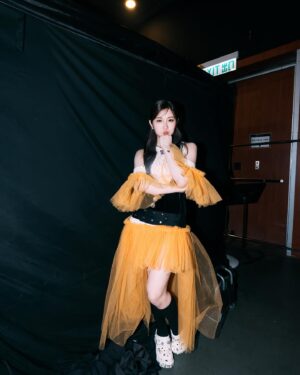 Candy Wong Ka Ching Instagram - -
一個po 去總結《COLLAR crush live 2024》🤍

 辛苦哂所有參與今次演唱會的台前幕後

然後第一個想重點多謝嘅係我嘅唱歌老師Sharon @sharonleevocal 一開頭知演唱會要自己solo 一首歌係有啲壓力 多謝你陪我練 百忙之中都抽到時間同我上堂🥹然後起我不安嘅時候俾信心我 love uuuuuu 🫶🏻

然後我想多謝一直陪伴COLLAR在側的AM 同埋梳化服 你地永遠都係咁溫柔貼心 係我地嘅最強後盾🛡️ 特別辛苦王子 @janicew_mua 要忍受我日日化妝喺度「Ah O E Eh wu 」咁開聲hahaha 😂  然後仲有擔心我地冇食野嘅經理人們，無時無刻都有堆蛋 香蕉 粥 yogurt 水果 豆漿 飯團 俾我地肚餓嗰陣食 Love u all 

仲有「音樂爸爸」吖維 @tsewai 同埋「舞蹈爸爸」耀sir @yiuwong 永遠很耐心地同我地溝通 幫我地執好每個細節 睇我地表演嗌到聲都沙埋🥹🥲 

多謝COLLAR 每位  chosen family members  呢個幾月由朝見到晚 好多開心嘅回憶 辛苦大家了 part 3有大家起個台上面令我好安心🤍🫂肉麻野我唔識講 在心中～😛🏡

最後 多謝呢兩年一直支持我同COLLAR嘅你地 知道你地為咗我地付出咗好多 好感恩！台上好努力去望你地個樣 同埋你地寫嘅大字報  想講你地創造嘅「燈海」真係好靚好靚✨✨ 你地嘅歡呼聲係就算帶住Ear mon都聽到 俾咗好多力量我地 有你地很幸福🤍 @candywong_officialfansclub @collar.union 

仲有好多感受 但唔想太煽情肉麻 所以留返遲啲開live 再同大家分享😗

（最尾張相係後台實況：天氣豬女衝去換衫）🐷