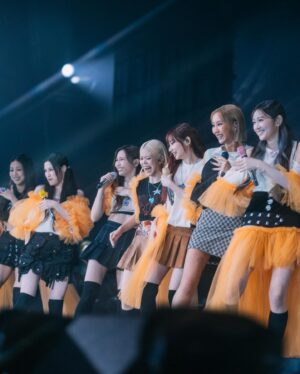 Candy Wong Ka Ching Instagram - -
一個po 去總結《COLLAR crush live 2024》🤍

 辛苦哂所有參與今次演唱會的台前幕後

然後第一個想重點多謝嘅係我嘅唱歌老師Sharon @sharonleevocal 一開頭知演唱會要自己solo 一首歌係有啲壓力 多謝你陪我練 百忙之中都抽到時間同我上堂🥹然後起我不安嘅時候俾信心我 love uuuuuu 🫶🏻

然後我想多謝一直陪伴COLLAR在側的AM 同埋梳化服 你地永遠都係咁溫柔貼心 係我地嘅最強後盾🛡️ 特別辛苦王子 @janicew_mua 要忍受我日日化妝喺度「Ah O E Eh wu 」咁開聲hahaha 😂  然後仲有擔心我地冇食野嘅經理人們，無時無刻都有堆蛋 香蕉 粥 yogurt 水果 豆漿 飯團 俾我地肚餓嗰陣食 Love u all 

仲有「音樂爸爸」吖維 @tsewai 同埋「舞蹈爸爸」耀sir @yiuwong 永遠很耐心地同我地溝通 幫我地執好每個細節 睇我地表演嗌到聲都沙埋🥹🥲 

多謝COLLAR 每位  chosen family members  呢個幾月由朝見到晚 好多開心嘅回憶 辛苦大家了 part 3有大家起個台上面令我好安心🤍🫂肉麻野我唔識講 在心中～😛🏡

最後 多謝呢兩年一直支持我同COLLAR嘅你地 知道你地為咗我地付出咗好多 好感恩！台上好努力去望你地個樣 同埋你地寫嘅大字報  想講你地創造嘅「燈海」真係好靚好靚✨✨ 你地嘅歡呼聲係就算帶住Ear mon都聽到 俾咗好多力量我地 有你地很幸福🤍 @candywong_officialfansclub @collar.union 

仲有好多感受 但唔想太煽情肉麻 所以留返遲啲開live 再同大家分享😗

（最尾張相係後台實況：天氣豬女衝去換衫）🐷