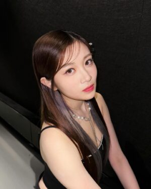 Candy Wong Ka Ching Instagram - （大家請放心… 相信呢個時間我應該係進入夢鄉）
這只是一個scheduled post 😛
原諒我沒有排版的概念
經過三日演唱會 再緊接一個考試
還未有時間揀演唱會的照片
但想記錄一下今日個look🖤✨

感激 @janicew_mua 將我化到好精神😚🫶🏻
再幫我影相 hehe~~
