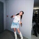 Candy Wong Ka Ching Instagram - 少少圖文不符（都唔係少少😬） - 想分享最近嘅小確幸 就係喺我好緊張 少panic嘅時候 我遇到好好嘅的士司機 - 第一次係考車嗰日 嗰日好早 平時的士司機都好少同我傾計 嗰日我喺的士好緊張 司機叔叔無啦啦問我去返工定學車 我話我今日考車吖 然後佢就同我分享佢地以前學車考車嘅野 最後仲同我講加油 唔使緊張🥹 我即刻覺得冇咁驚 同埋同佢傾計可能分散咗注意力 都覺得冇咁緊張 - 仲有另一次就係尋日 喺我食完晚飯做完運動諗住睇下Mic Mic 就見到地下有幾灘帶血嘅嘔吐物 Mic mic 個樣就好病咁 我即刻10分鐘內 去搵24小時嘅診所再打電話去book再call車換衫 點知架的士1分鐘就到 但我嗰陣仲係換緊衫 最後我諗個司機等咗我6-7分鐘 我超唔好意思 上到車係咁同佢講sorry 點知佢一嚟就話：唔緊要 我都喺附近 帶貓睇醫生吖？ 最後仲話 ：慢慢吖 拎齊野 貓貓快啲好返 當時覺得 Awwww 好warm 好sweet🥹🤍 - 分享完畢 希望世界有多啲溫暖🫶🏻 不要吝嗇將溫暖分享俾身邊嘅人 - 講返啲圖文相符嘅野 Throwback to chill club dayyyyyy✨