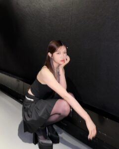 Candy Wong Ka Ching Instagram - （大家請放心… 相信呢個時間我應該係進入夢鄉） 這只是一個scheduled post 😛 原諒我沒有排版的概念 經過三日演唱會 再緊接一個考試 還未有時間揀演唱會的照片 但想記錄一下今日個look🖤✨ 感激 @janicew_mua 將我化到好精神😚🫶🏻 再幫我影相 hehe~~