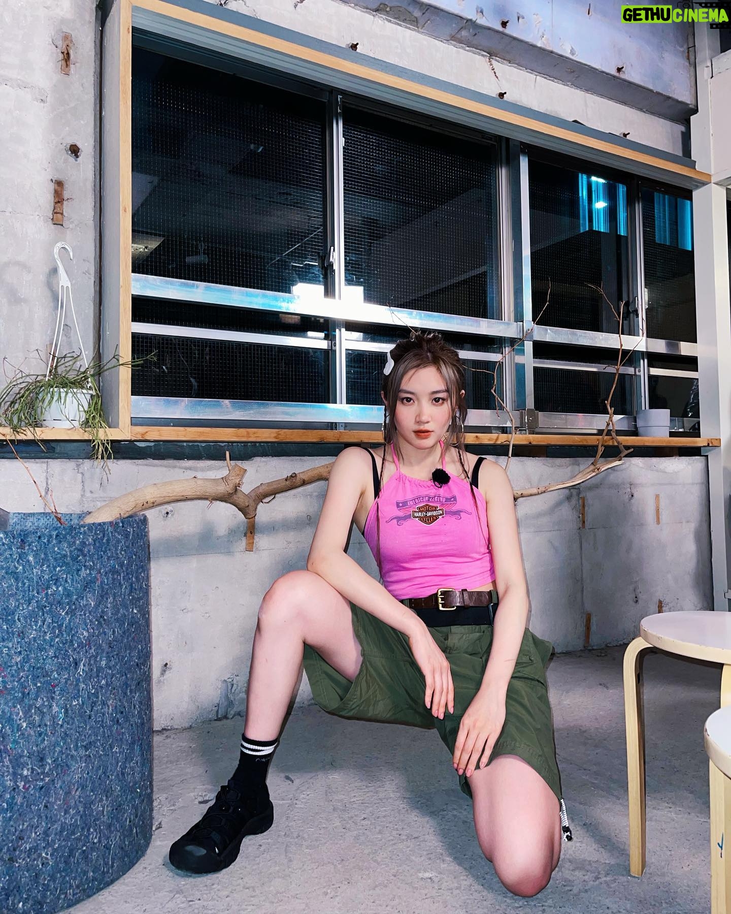 Candy Wong Ka Ching Instagram - Skateboard girl *>%~🛹🎀 My really first unlock of high pony tailllll~ 所以dance version 嘅高辮其實係俾你地inspire到😚😚 @winka_chan @_marifemarife_ @6y_day Photo by 軼小姐 & MarfOoL❤️ And Marf 私家大耳環&皮帶&鞋💨✨