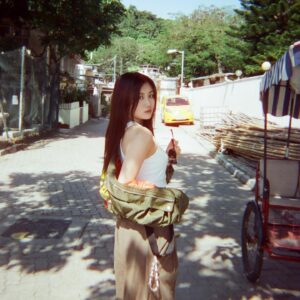 Candy Wong Ka Ching Instagram - 全部媽媽視角🎞️（有點厭世…haha)
喺全年最凍嘅一日throwback 返去夏天
順便講句冬至快樂❤️✨

P.S.覺得圖三隻有啲似 @mic_mic0827 所以影低