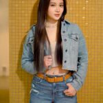Candy Wong Ka Ching Instagram - Are you ready to dive into summer with me & @AmericanEagleHK ☀️⛱️ ？  上次我就著左深色 #AEJeans ，今個夏天想清涼少少，所以揀左呢款淺色洗水嘅MOM Shorts，高腰同爛牛設計，Vintage得嚟好好襯，無論襯背心、T-shirt、恤衫都💯！你哋鍾意淺藍🩵定深藍💙呢？ #AmericanEagleHK #AEJeans #TheNewBlues