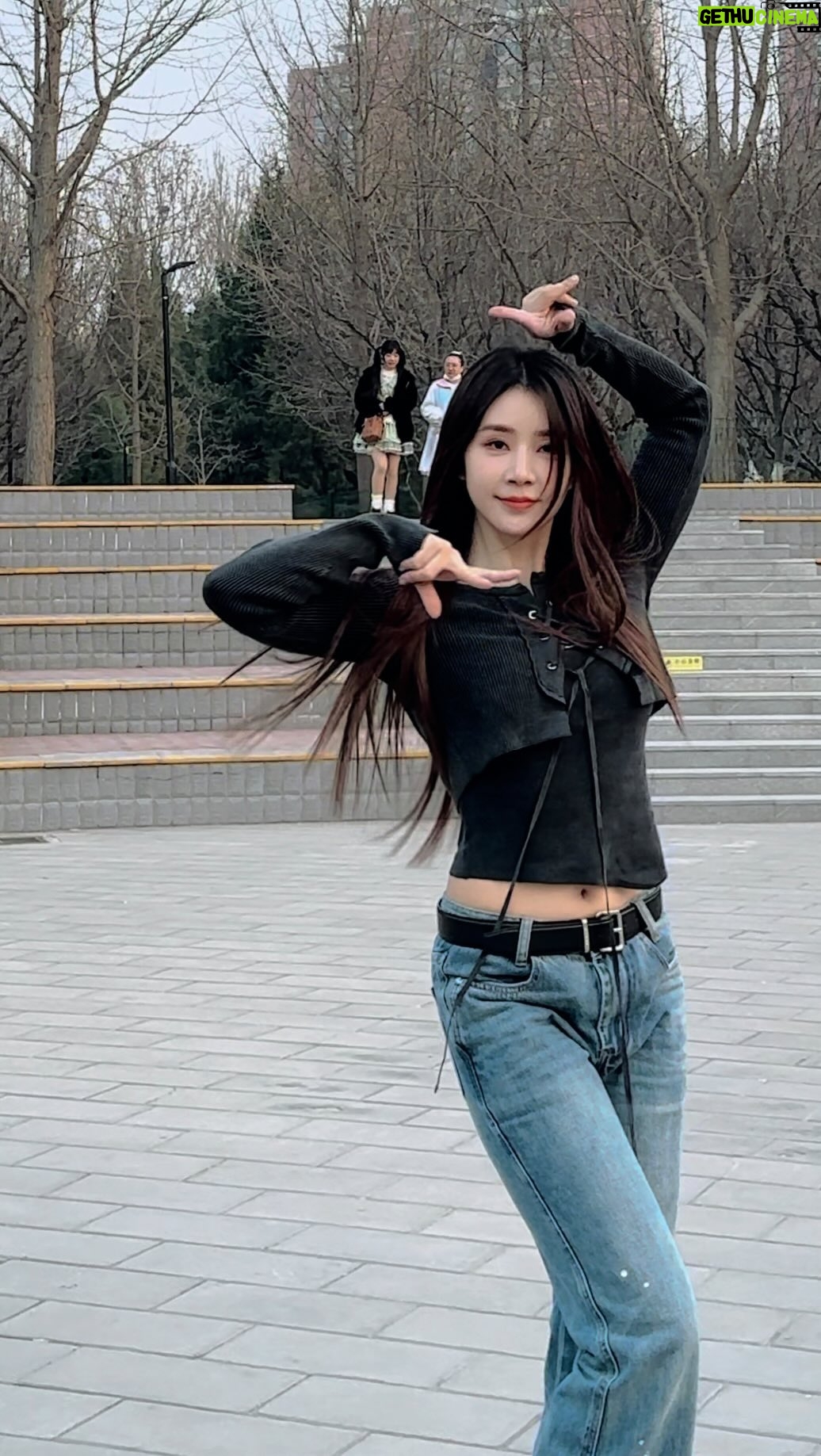 Cao Lu - 1.8K Likes - 오렛만에 춤춰요 요즘 ㅋㅋ 요즘 노래 넘 신나서 좋아요 #투와이스 #twice #onespark #challenge 차오루