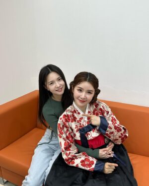 Cao Lu Instagram - 복면가왕8주년 축하드려요 ㅋㅋ. ❤️두번째로 나와서  더 떨리네요 ～넘 ～오렛만에 시청자여러분한테 인사 드리네요. 여러분 잘 지내셨죠? 항상 보고싶었어요. 그리고 우리 피에스타 멤버들 너무 고마워요. 혜미 노래골라주고 녹음까지해주고 재이가 몇일내내 나한테메니져역할해주고 조금만 봉봉이차 나를 끌고 다니고 ㅋㅋ 모든순간 넘 소중하고 행복했어요. ❤️사랑해 우리 멤버들