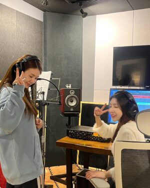 Cao Lu Instagram - 복면가왕8주년 축하드려요 ㅋㅋ. ❤️두번째로 나와서  더 떨리네요 ～넘 ～오렛만에 시청자여러분한테 인사 드리네요. 여러분 잘 지내셨죠? 항상 보고싶었어요. 그리고 우리 피에스타 멤버들 너무 고마워요. 혜미 노래골라주고 녹음까지해주고 재이가 몇일내내 나한테메니져역할해주고 조금만 봉봉이차 나를 끌고 다니고 ㅋㅋ 모든순간 넘 소중하고 행복했어요. ❤️사랑해 우리 멤버들