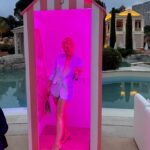 Cariba Heine Instagram - Hogging the limelight. And the pink light🍉