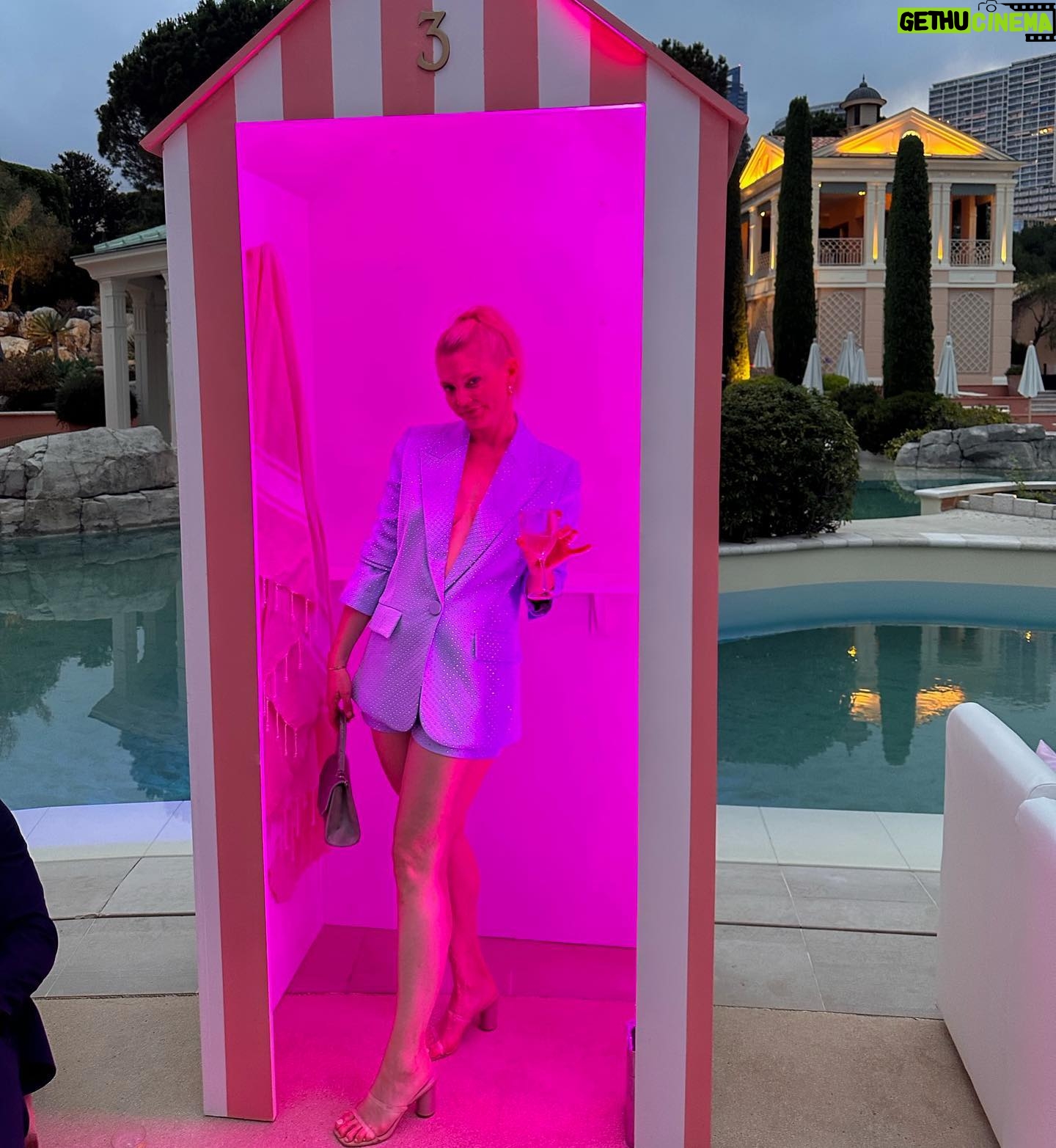 Cariba Heine Instagram - Hogging the limelight. And the pink light🍉