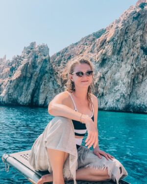 Cariba Heine Instagram - Milos, Milos, Milos. The geology, the water, the gyros. Mm-mm-mm.