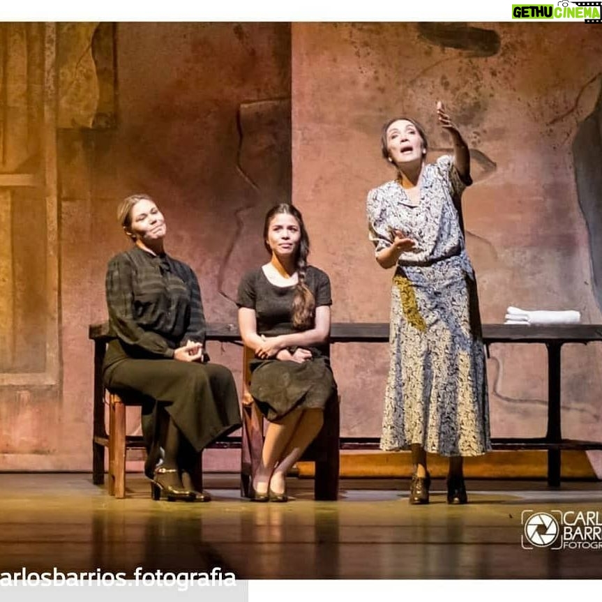 Caridad Canelón Instagram - Te esperamos en estas tres nuevas funciones que se abrieron a petición del público! SÁBADO 4 PM. DOMINGO 11 AM y 4 PM. Reposted from @carlosbarrios.fotografia (@get_regrann) - 𝑪𝒂𝒔𝒂𝒔 𝑴𝒖𝒆𝒓𝒕𝒂𝒔 . "La gente siempre es buena en esta tierra. Los malos no son gente". Miguel Otero Silva . . Versión: Jan Vidal @janvidalr Dirección: Javier Vidal @javiervidalpradas Producción: Evelin Nava @evelinnavaproducciones . . . #casasmuertaslaobra #literarura #artesescenicas #migueloterosilva #teatro #actuación #actriz #actor #actingphotography #venezuela #caracas #teatrochacao #centroculturalchacao - #regrann