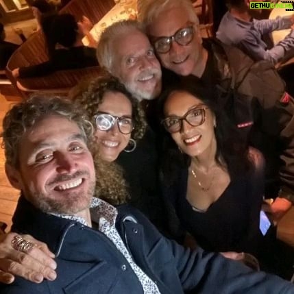 Caridad Canelón Instagram - Feliz noche. Felicidades Mauricio!🌞 Maravilloso Cumpleaños de este gran artista y hermano!@mauriciodonelli Un espacio encantador @vizio_ristorante con un especial grupo de amigos y una muy divertida noche.. Gracias. @norahsuarezoficial 👏👏🎭 @caric7 🌹🌹 @mauriciodonelli 🎂🎉 @socratesserrano #cumpleaños #amigos#alegria# Siempre Adelante 🇻🇪
