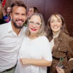 Caridad Canelón Instagram - Aquí con mis amados @elbaescobar y mi negro bello @soycarlosarraiz después de ver el hermoso espectáculo de Elba; "ESTE CUERPO QUE ME AMA" Gracias a ambos por la alegría de reunirnos y abrazarnos de nuevo! Los amo!! ❤❤ Reposted from @soycarlosarraiz Gracias por la invitación mi adorada @elbaescobar ! Que placer !!! 😍😍 Sin duda alguna debía disfrutarte, admirarte, abrazarte y escuchar todo lo que nos dijiste esta noche, súper necesario en este momento de mi vida … Gracias !!!! #loviu #elbaescobar #estecuerpoquemeama Gracias mi ciela @caric7 por alegrarme, por escucharme… por abrazarme, por dejarme quererte !!! “ tes trañaba” #miciela #caridadcanelon #calidadcanelon “ESTE CUERPO QUE ME AMA “ Les digo algo, si se abre otra función de este show, no dejen de ir !!! Es un cariñito en el alma !!! #standup #bod #teatro