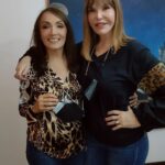 Caridad Canelón Instagram - La amistad: Un joven dijo: Háblanos de la Amistad. Y él respondió: "Vuestro amigo es la respuesta a vuestras necesidades.  "Él es el campo que plantáis con amor y cosecháis con agradecimiento. "Y él es vuestra mesa y vuestro hogar. "Porque vosotros vais hacia él con vuestro hambre y lo buscáis con sed de paz. "Cuando vuestro amigo os hable francamente, no temáis vuestro propio "no", ni detengáis el "sí". "Y cuando él esté callado, que no cese vuestro corazón de oír su corazón; "Porque, sin palabras, en amistad, todos los pensamientos, todos los deseos, todas las esperanzas nacen y se comparten en espontánea alegría. "Porque ¿qué amigo es el que buscaréis para matar las horas? "Buscadlo siempre para vivir las horas. "Porque él está para llenar vuestra necesidad, no vuestro vacío. "Y en la dulzura de la amistad, dejad que haya risas y placeres compartidos. "Porque en el rocío de las cosas pequeñas el corazón encuentra su mañana y se refresca. Khalil Gibran Para ti amiguita @caric7 con todo mi cariño 💕 ❤️ #HildaAbrahamz #CaridadCanelon #Amistadverdadera