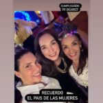 Caridad Canelón Instagram - Aquí con mis queridas amigas @nohelyarteaga y @anakarinamanco Dos de las 5 amadas sobrinas de la "tía Arcadia", hermoso personaje que tuve el regalo de interpretar, en la extraordinaria telenovela "El País de las Mujeres" escrita por mi querido @leonardopadron ¡Les cuento que fue muy bonito volver a ver a Anakarina y recordar tantos buenos momentos compartidos, desde que trabajamos juntas por primera vez, precisamente en esta telenovela! La recuerdan verdad? Recuerdan los nombres de los personajes que interpretaron? Los leo....