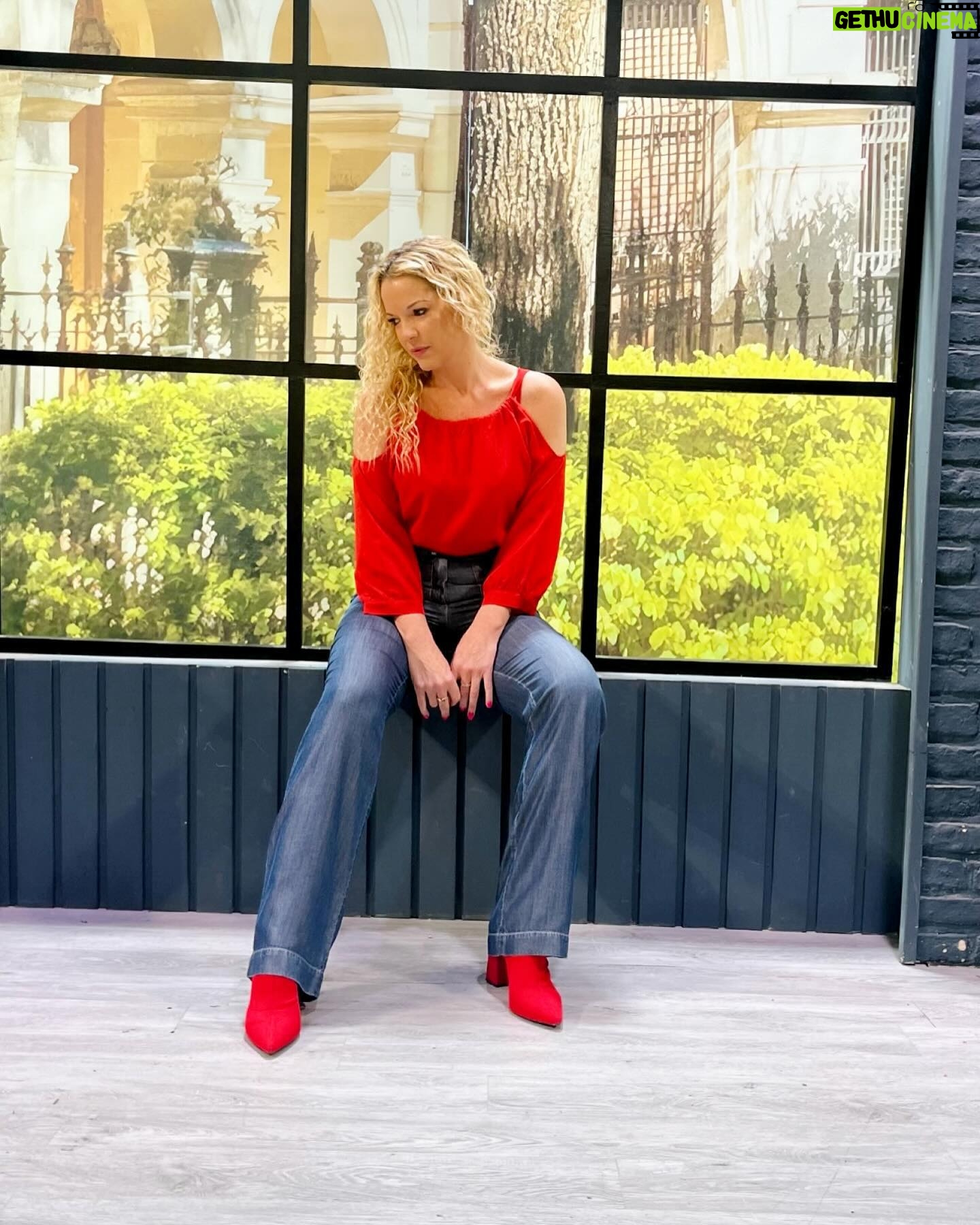 Carina Zampini Instagram - @adrianacostantini 👗 @lunagarzonaccesorios 💍 @seluoficial @christapia_mua 💄 @lomylan 🪞 @lukas.gomezz 💇♀️