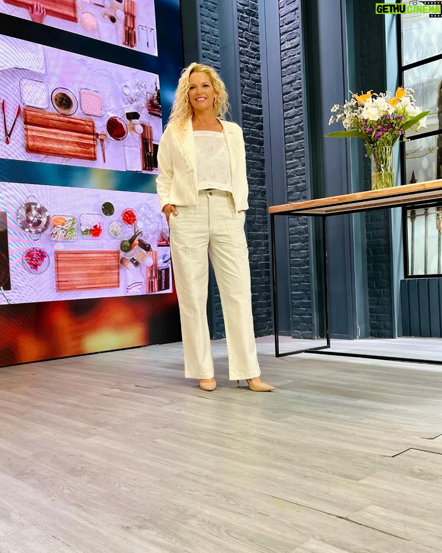 Carina Zampini Instagram - @wemakejeans 👕👖 @liartepaula 🧥 @justaosadia 👠 @lunagarzonaccesorios 💍 @seluoficial @christapia_mua 💄 @lomylan 🪞 @lukas.gomezz 💇♀️