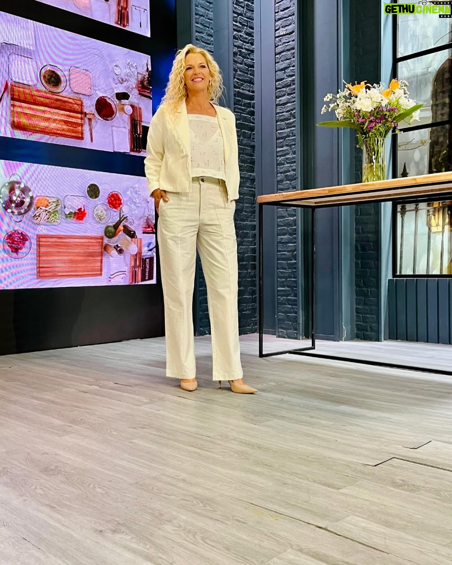 Carina Zampini Instagram - @wemakejeans 👕👖 @liartepaula 🧥 @justaosadia 👠 @lunagarzonaccesorios 💍 @seluoficial @christapia_mua 💄 @lomylan 🪞 @lukas.gomezz 💇♀️