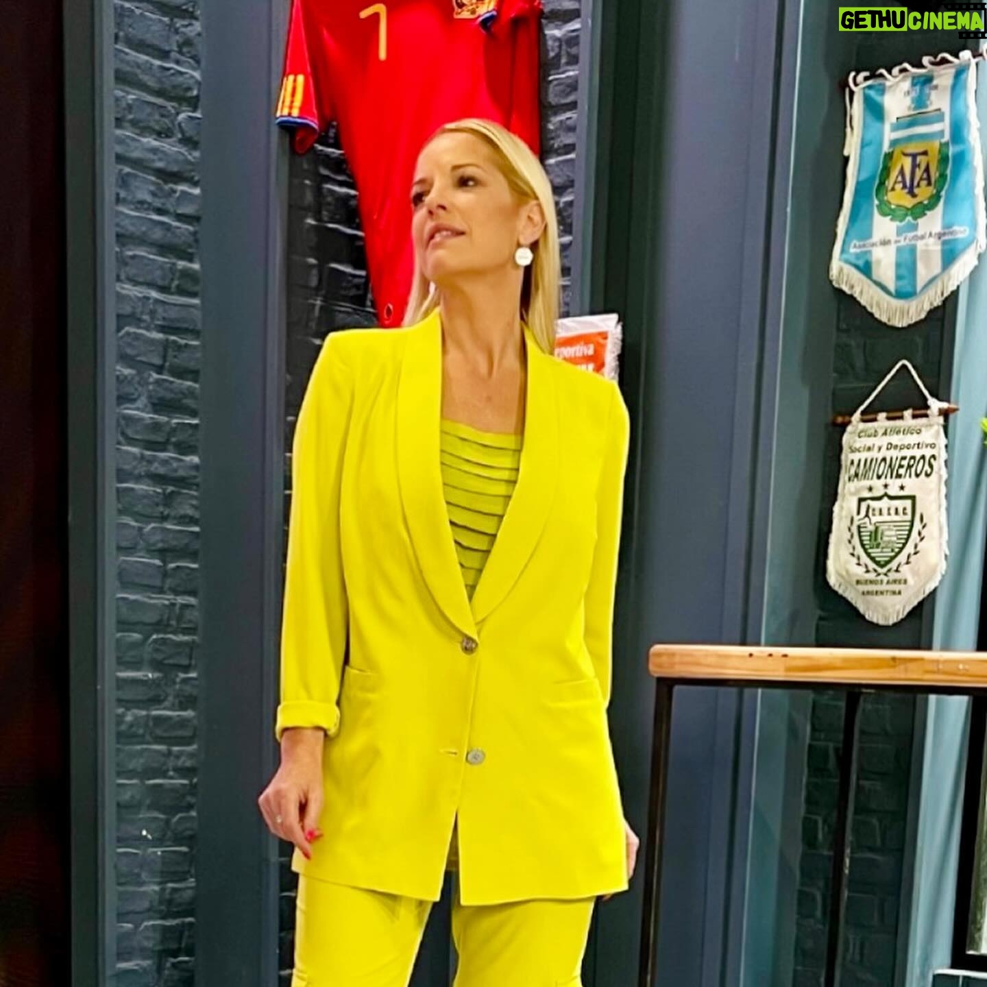 Carina Zampini Instagram - @annarossattiok 👗 @justaosadia 👠 @lunagarzonaccesorios 💍 @seluoficial @milisanzo.makeup 💄 @lomylan 🪞 @lukas.gomezz 💇♀️